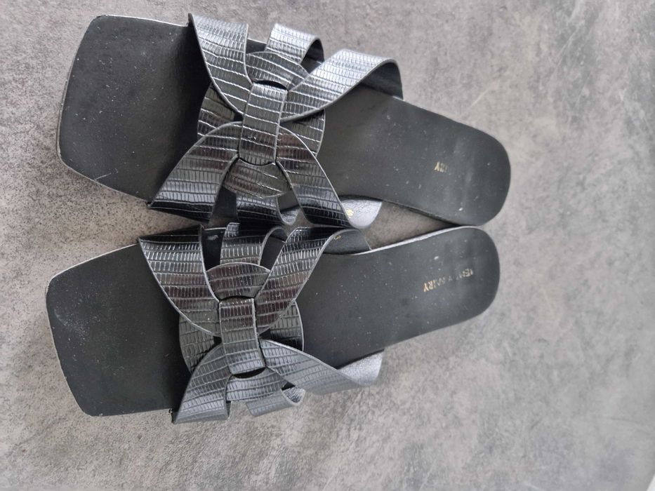 Czarne klapki na ciepłe dni