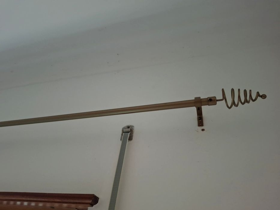 2 varões cor bronze para cortinas de argolas, do Gato Preto