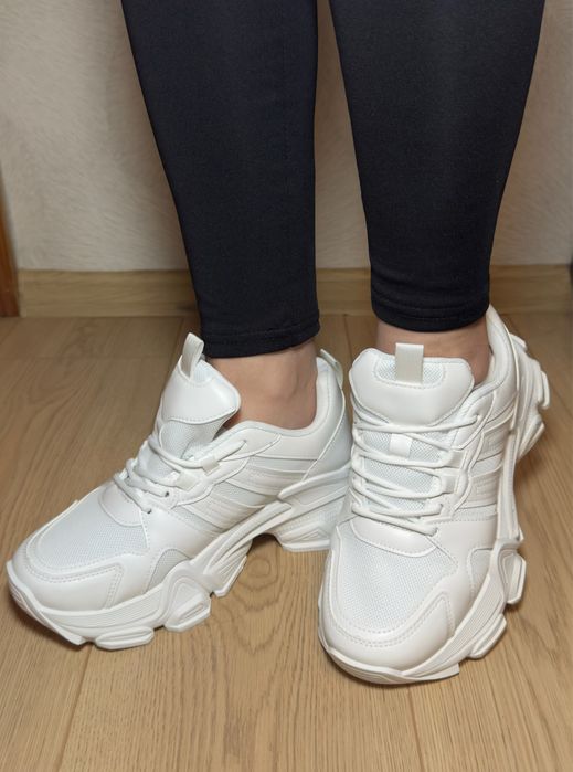 Жіночі кросівки весна
