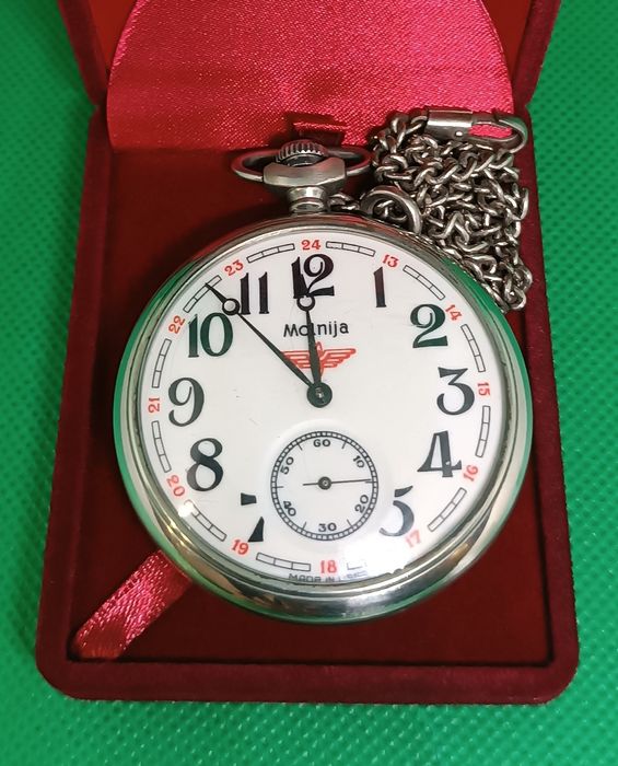 Часы  карманные Молния "Паровоз" в футляре с цепочкой.