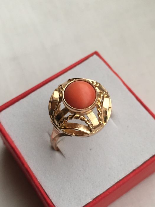 Pierscionek 14k złoty kopułka naturalny koral.