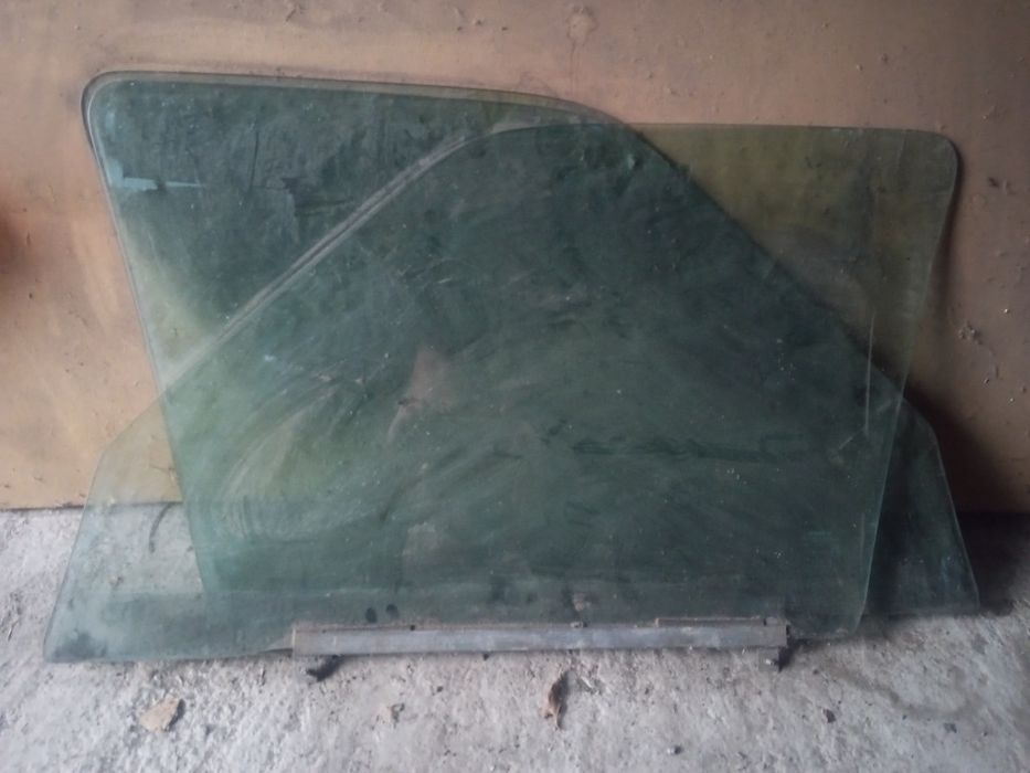 Стекло передньої дверки вольво340-360