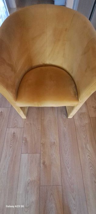 fotel musztardowy
