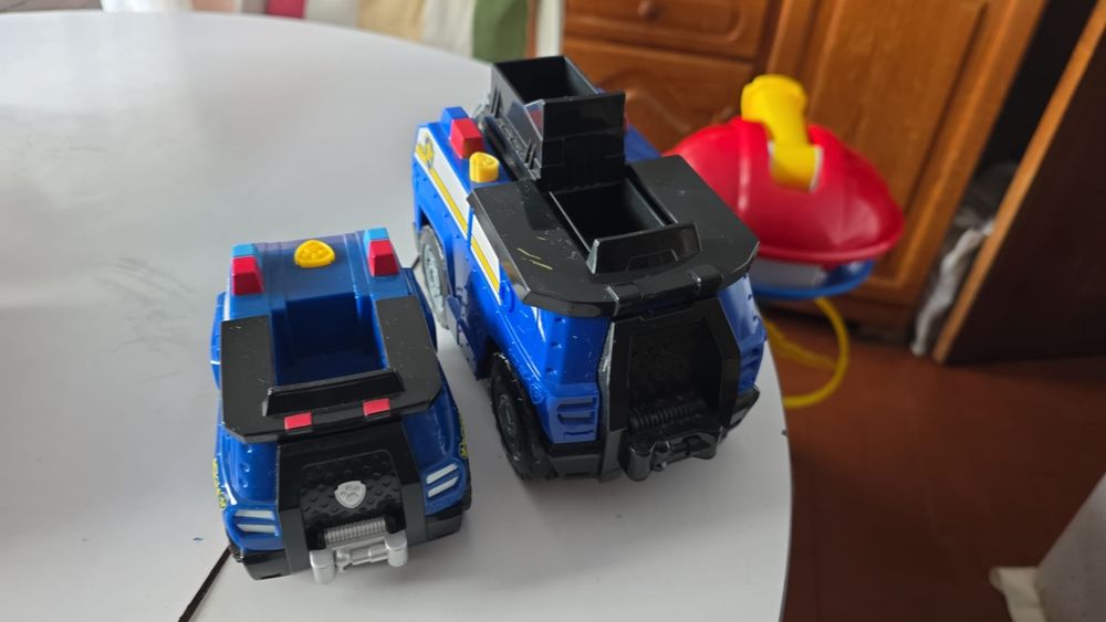 Dois veículos do chase