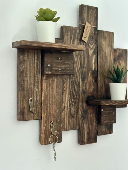 Prateleira decorativa em madeira rustica com ganchos