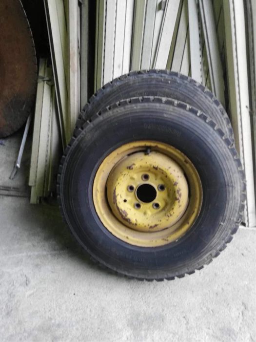 2 pneus com jantes marca Michelin de 670x15