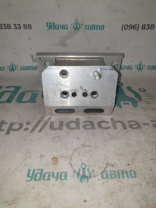 Кронштейн усилителя переднего бампера  Toyota Prius 30 5701347040 клык
