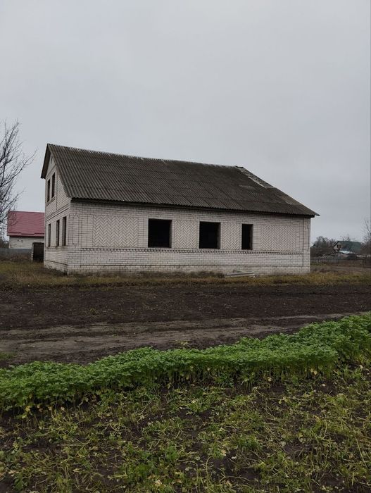 Ділянка з недобудованим будинком