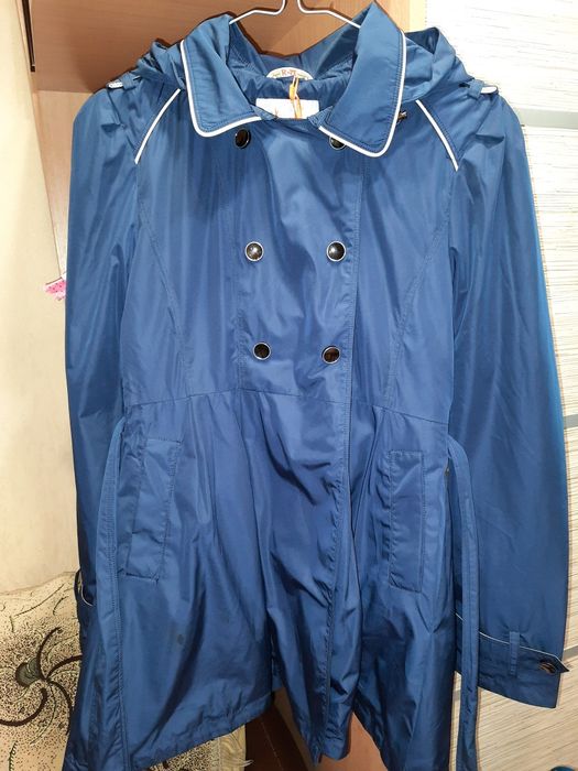 Продам новый  фирменный плащ на девочку