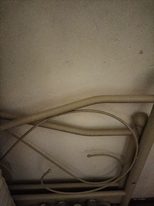 Metalowe łóżko jasno szare