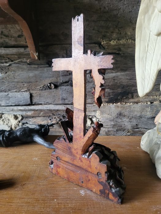 Zabytkowa rzeźba drewniana kropielnica krzyż