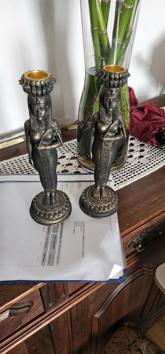 Par de Candelabros Egípcios Decorativos

- Estilo Cleópatra - Cor Prata