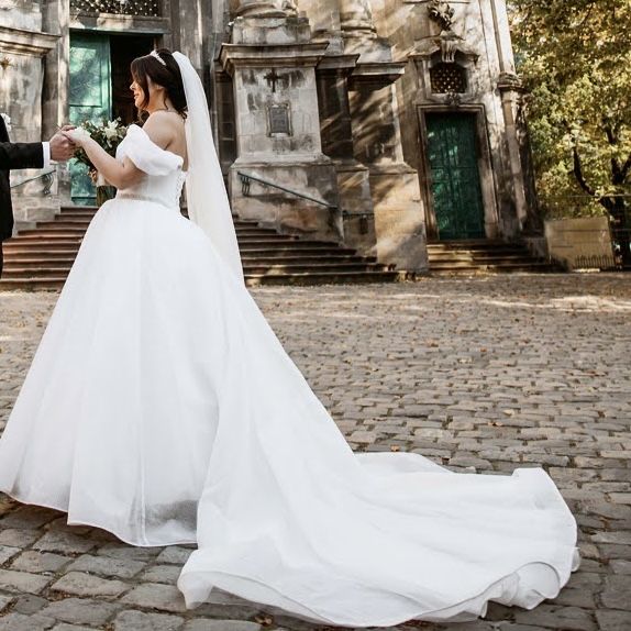 Весільна сукня пишна , біла , блискуча