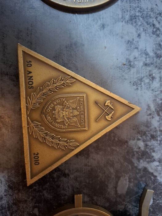 Várias medalhas de bombeiros