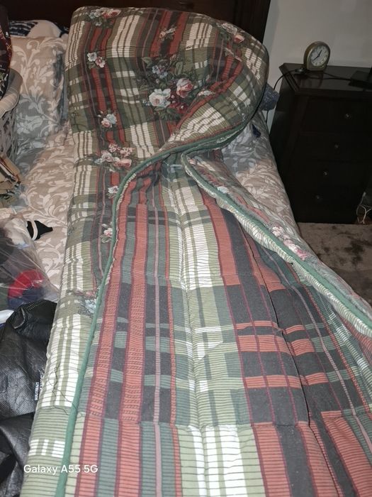 Edredon piubel verde com dupla face em motivos florais e quadrados