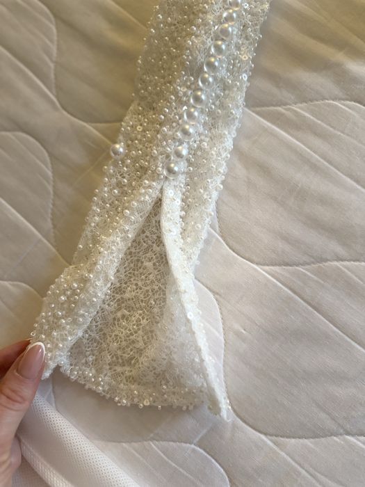 Sukienka od Eweliny Dec, perłowa z rekawkami