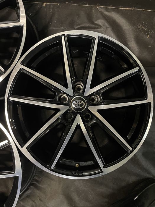 Диски R18 5x114.3 Et40 8J. Toyota Camry Corolla Avalon Hyundai Santa F