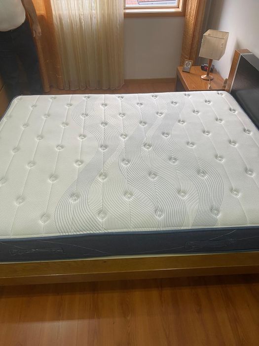Cama e colchão em super estado