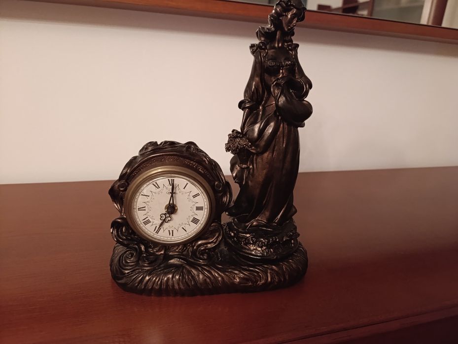 Estatueta relógio
