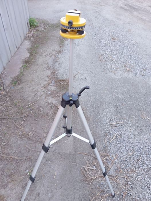 Штатив для нивелира