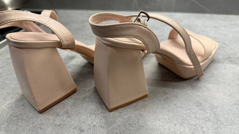 Жіночі бежеві босоніжки DeeZee 36 р