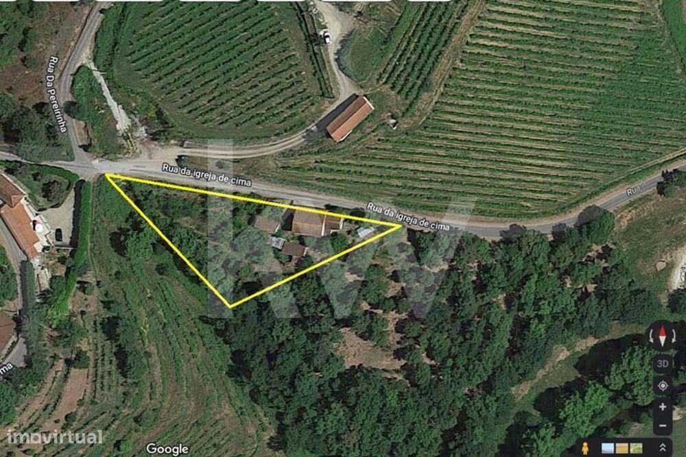 Moradia independente para reabilitar inserida num terreno de 1008m2