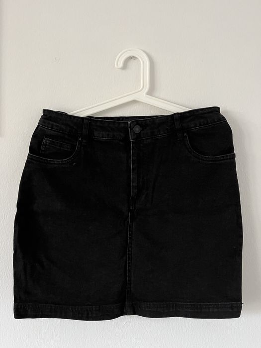 Czarna jeansowa spódniczka mini