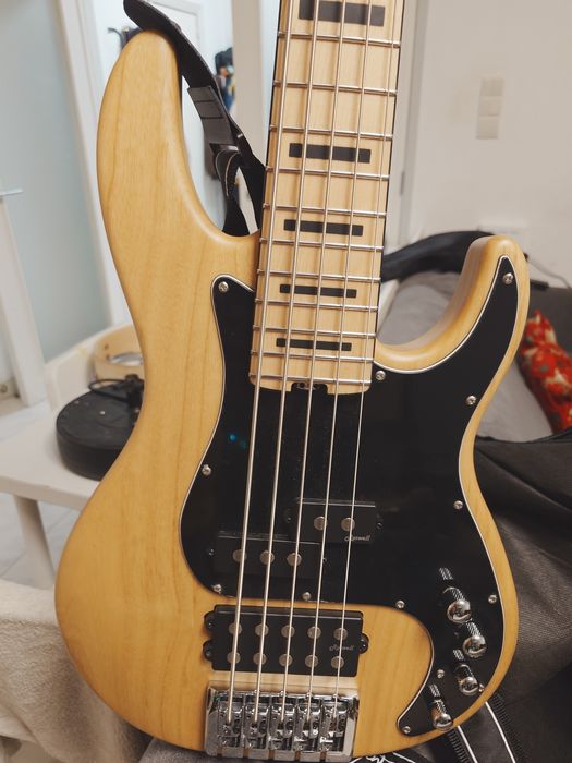 Baixo 5 cuerdas Harley benton bass activo