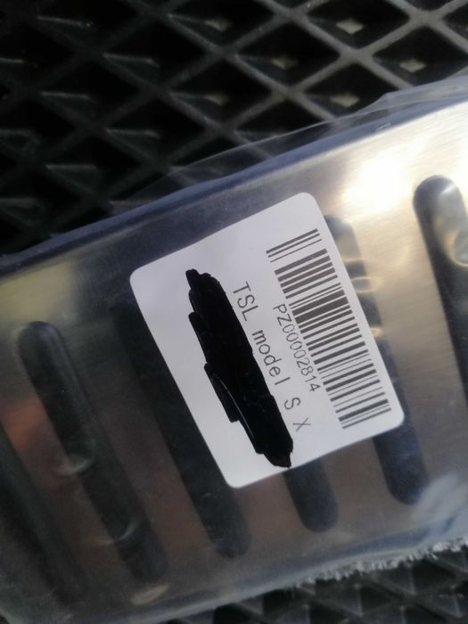 алюминевые резиновые накладки на педали тесла