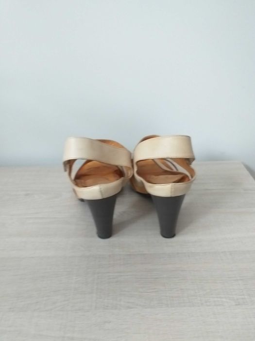 Skórzane sandałki na platformie