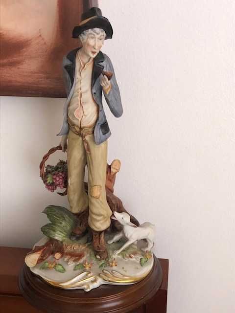 Lindíssima estatueta em Porcelana