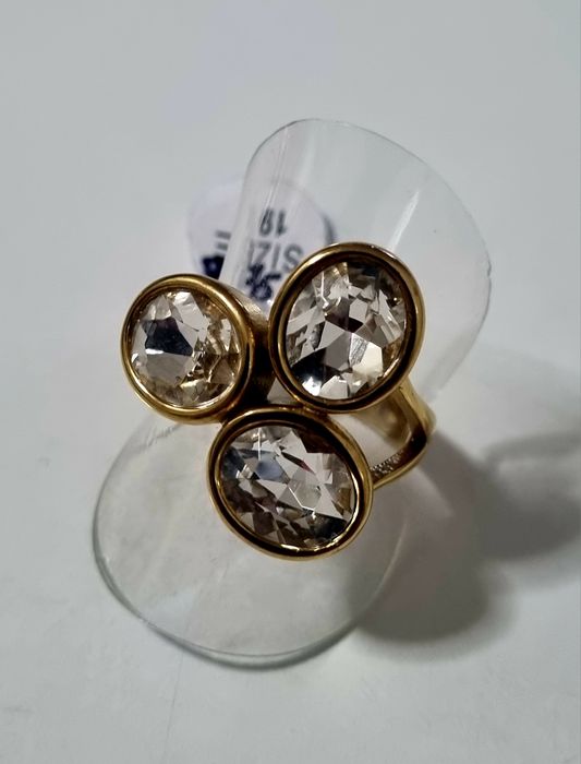Anel dourado, em aço, com 3 pontos de luz ovais. T19