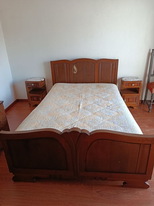 Cama de casal com mesinhas de cabeceira