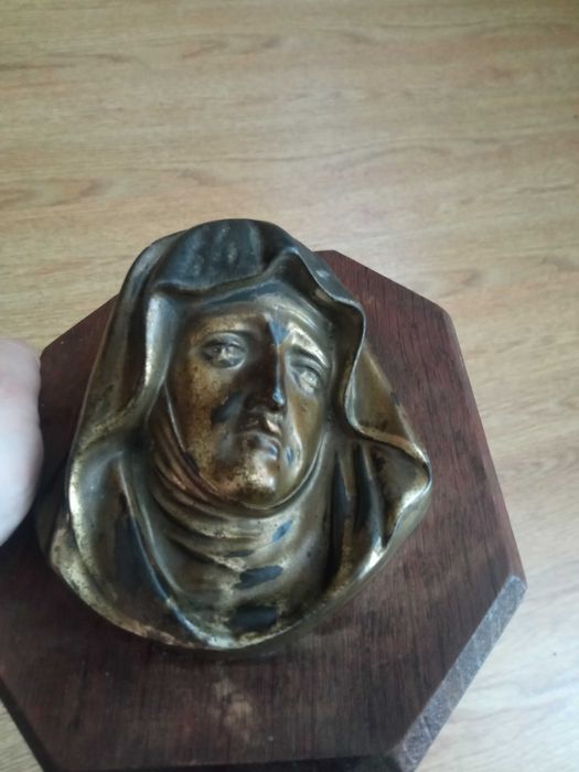 Płaskorzeźba Matka Boska mosiądz na drewnie