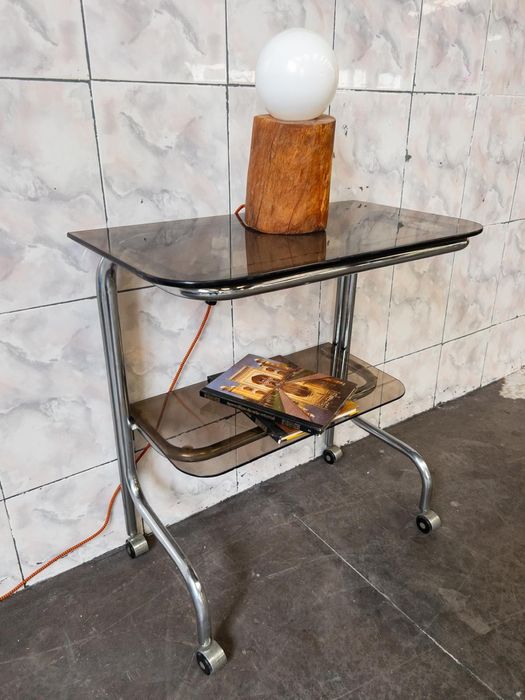 Mesa de apoio cromada e com rodas, dos anos 70.