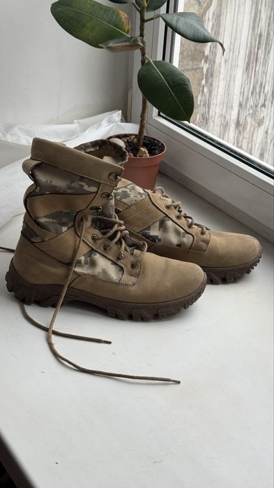 Шкіряні легкі берці піксель бренд Safari 41 розмір б/у гарний стан