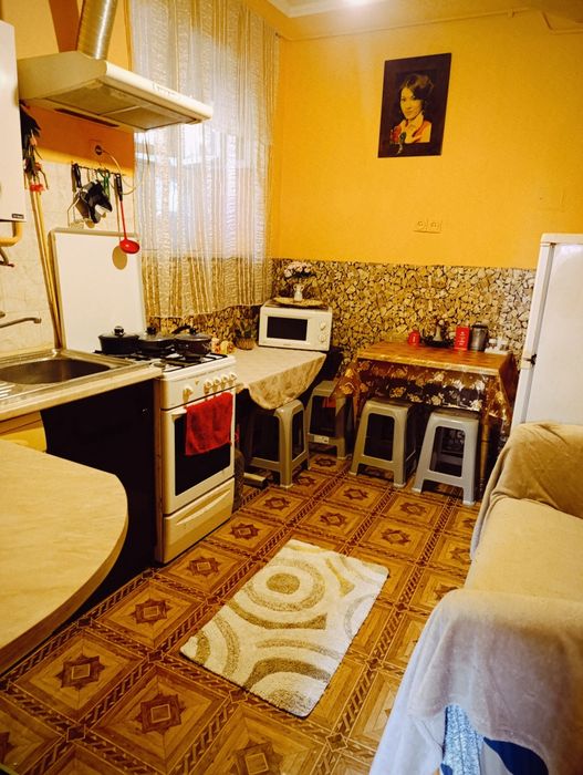 Сдаётся от хозяики 1 ком . квартира  в близи ЖД .5 спальных мест.