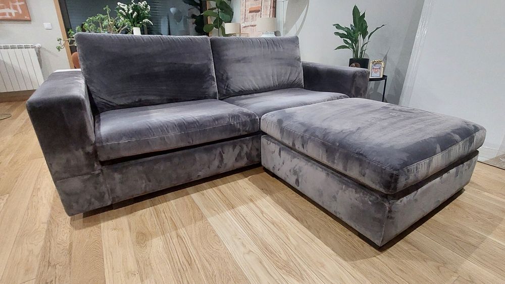 Sofa 3 lugares e pouf cinza escuro