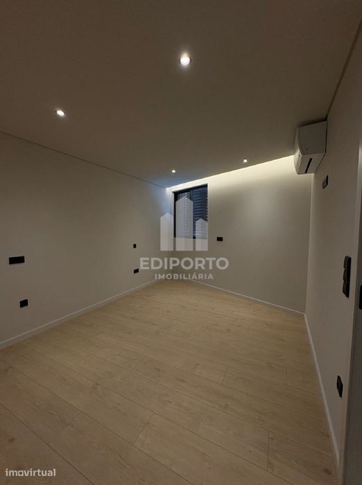 Exclusivo T1 com Varanda de 20m² e Arquitetura de Autor – S. Cosme, Go