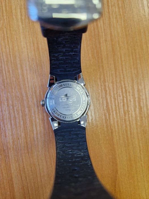Годинник кварцевий Lotus
