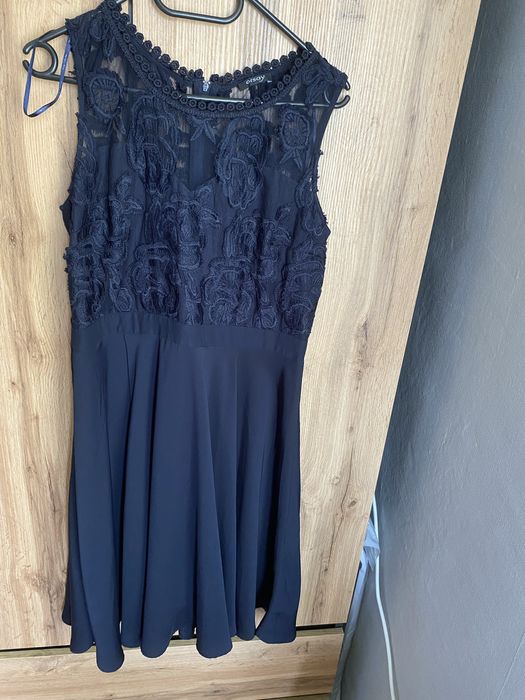 Elegancka sukienka z koronką