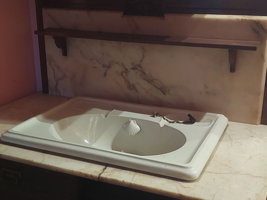 Cómoda antiga com lavatório