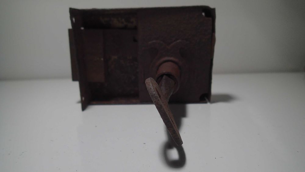 Fechadura antiga em ferro com chave