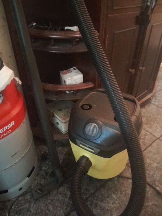 Aspirador industrial  KARCHER de solidos/ liquidos 20€