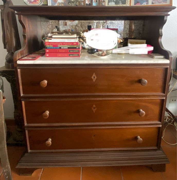 Aparador antigo com tampo em pedra
