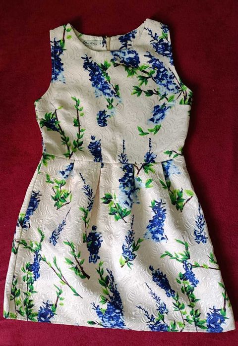 Piękna sukienka z motywem kwiatowym