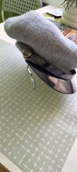 Czapka z daszkiem nowa bez metki można nosić na różne sposoby