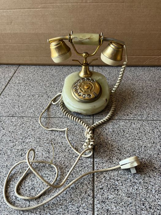 Telefone antigo em pedra