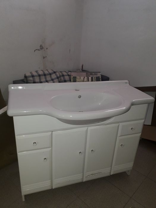 Movel casa de banho com lavatório.