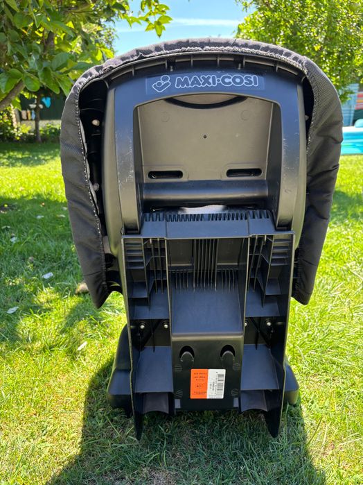 Cadeiras e ovo para carro